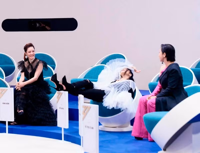 Gần đây, diva Hồng Nhung vướng ồn ào “ngạo mạn” ở Chị đẹp đạp gió rẽ sóng. Sự việc xuất phát từ hành động cô gác chân lên tấm bảng viết tên hit Nếu anh đi cũng như bất ngờ đặt câu hỏi với ban cố vấn "Chị còn được chấm cả điểm à. Từ hồi 15 tuổi đến bây giờ mới có người chấm điểm chị đấy". Ảnh: FBNV.