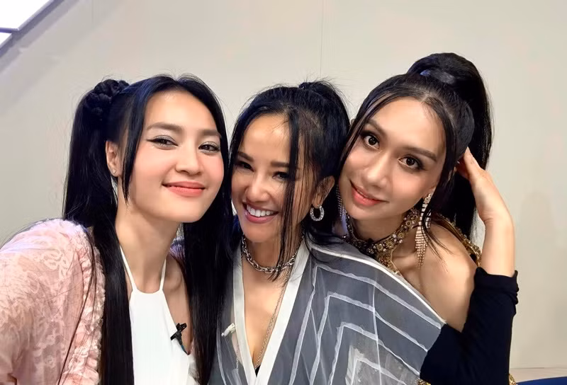 Về phát ngôn liên quan đến việc bị chấm điểm, Hồng Nhung giải thích: “Khi chuyện trò với bạn bè, đồng nghiệp thân thiết, tôi vô tư trêu đùa. Tuy nhiên, nhiều người hiểu là đang nói thật, thành ra chảnh chọe". "Cô Bống" nói thêm: "Tôi có ý đùa cho vui và cũng thể hiện các ca sĩ đã thành danh lâu năm sẵn sàng có mặt trong show truyền hình kiểu có thi đấu, chứ làm sao có chuyện nói dối là chỉ đi thi hát có mỗi một lần trước đó lúc 15 tuổi. Nhưng thôi đành, đã lên truyền hình thì có người hiểu các ý khác nhau âu cũng là chuyện thường tình. Ta cứ chân thành, hết lòng với tiết mục của mình và đồng đội. Thỉnh thoảng vẫn có thể hài hước tí cũng làm không khí vui hơn". Ảnh: FBNV.