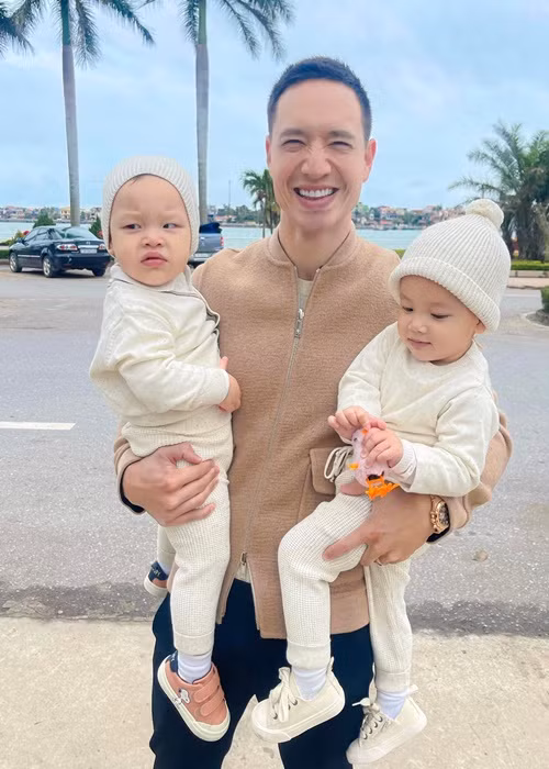 Kim Lý không hề ngỡ ngàng, lúng túng mà chăm hai con nhỏ rất khéo léo.