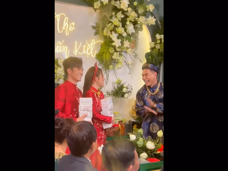 Lê Dương Bảo Lâm khoe quà tặng cho vợ chồng Puka. Ảnh chụp màn hình.