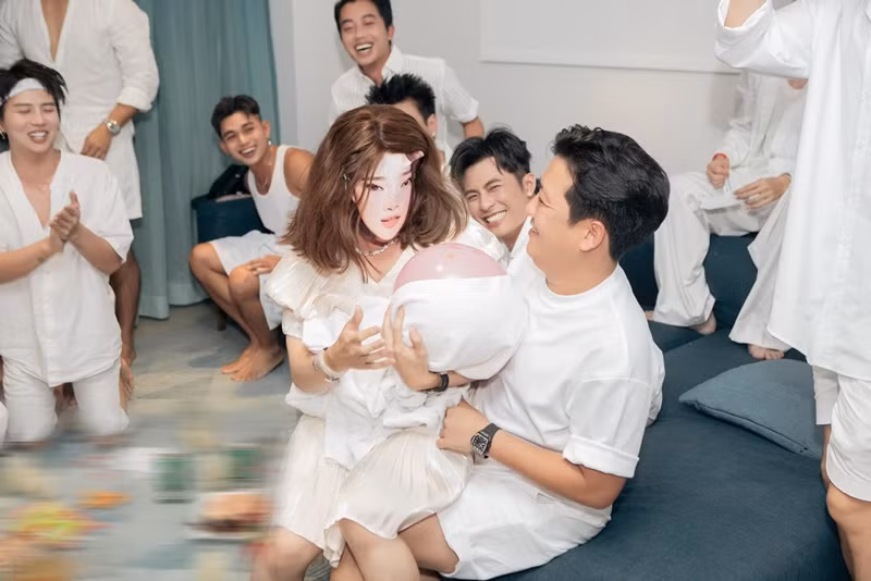 “Đang nhậu vui, chị “Nhã Phương” ghé thăm, xanh mặt liền anh Giang hén”, Huỳnh Lập chia sẻ.