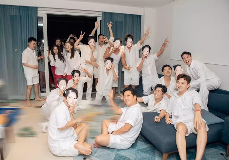 Các nam nghệ sĩ đeo mặt nạ cô dâu.