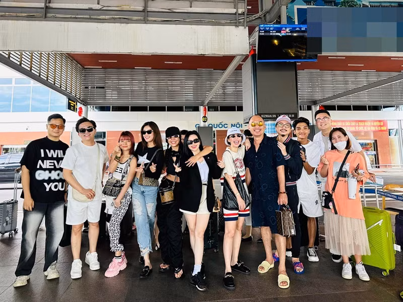 Nhiều nghệ sĩ đến Cam Ranh vào rạng sáng ngày 4/11 như: Vợ chồng Thu Trang - Tiến Luật, Hứa Minh Đạt, vợ chồng Mạc Văn Khoa, Hoa hậu Khánh Vân, Nam Thư, Đại Nghĩa, Sĩ Thanh. Chiều tối nay, dàn sao Việt sẽ dự đám cưới của Gin Tuấn Kiệt.