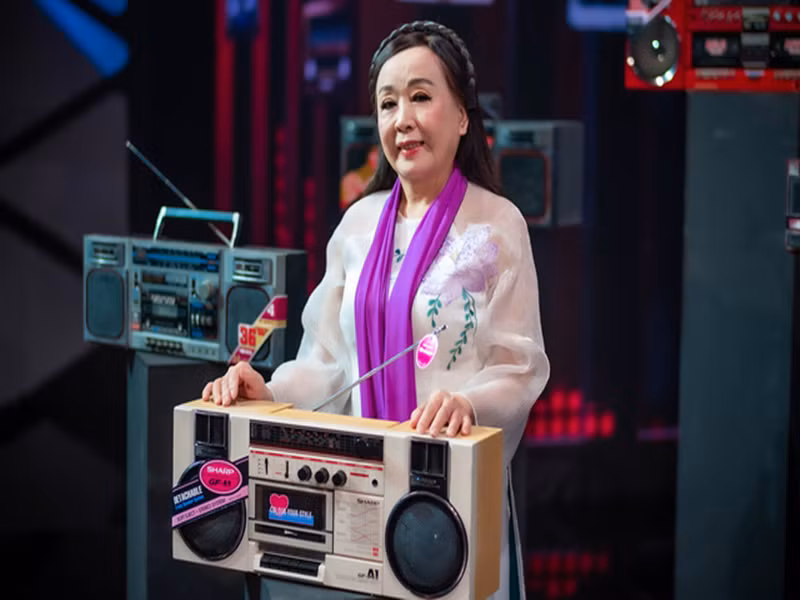 Vợ chồng NSND Thu Hiền không sống cùng các con mà ở riêng. “Chúng tôi nghĩ rất thoáng, thời buổi này không sống chung với các con, để các con được tự do. Các con cháu vẫn qua nhà thăm nom chăm sóc chúng tôi thường xuyên”, bà kể. Ảnh: VTV.