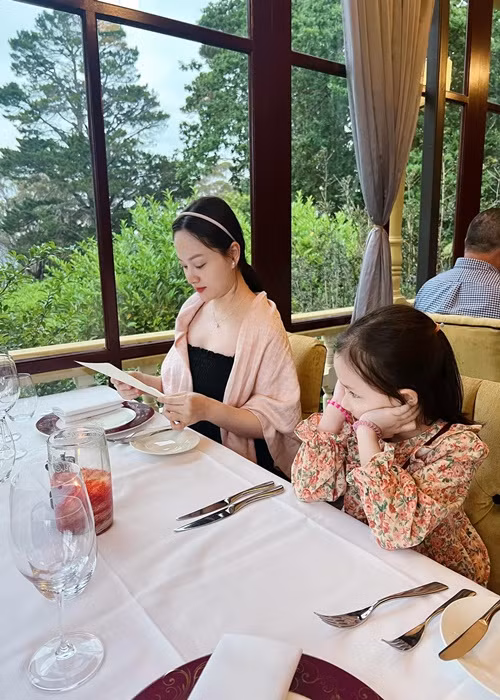 Lan Phương cho biết, trong chuyến du lịch, cô dành phần lớn thời gian di chuyển trên ô tô và tại nhà hàng ăn uống. "Đợt đi du lịch với bầu em bé lần này, do có chút vấn đề nên Phương không thể chạy nhảy đi lại nhiều", cô tâm sự.