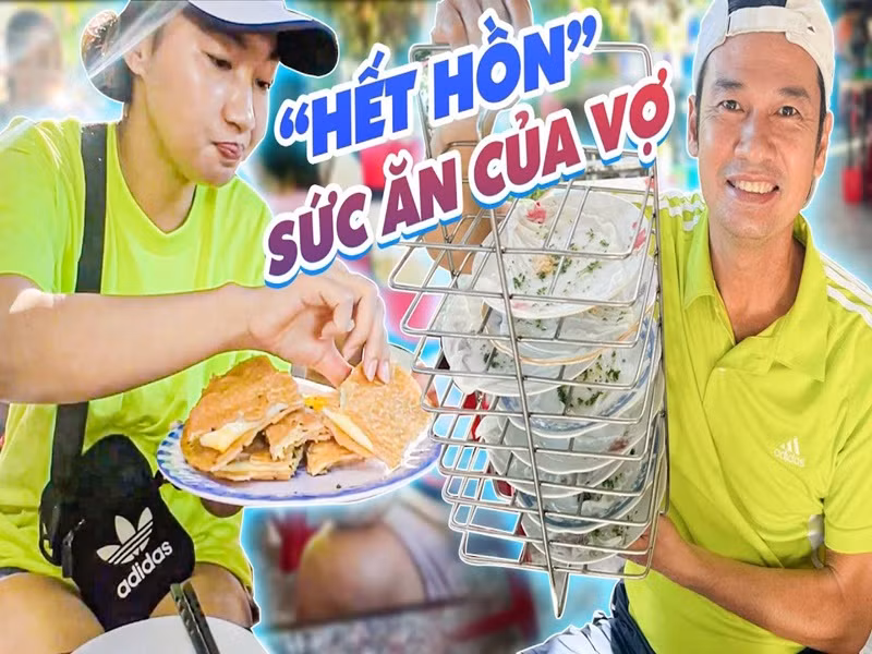 Tiết Cương không ngại "dìm hàng" vợ. Nam diễn viên từng đăng tải clip tiết lộ Ngọc Thưởng ăn hết 10 đĩa bánh ướt.