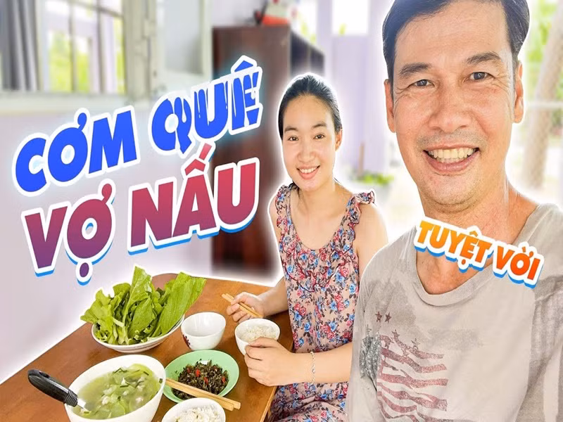 Vợ Tiết Cương không ghen khi thấy chồng chụp ảnh thân thiết với các đồng nghiệp nữ.