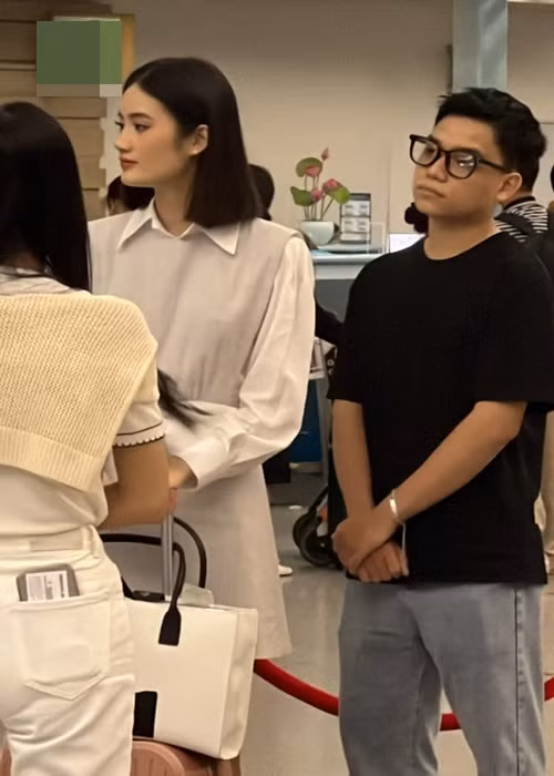 Ý Nhi và 2 á hậu ra sao sau 4 tháng đăng quang? Y Nhi va 2 a hau ra sao sau 4 thang dang quang?