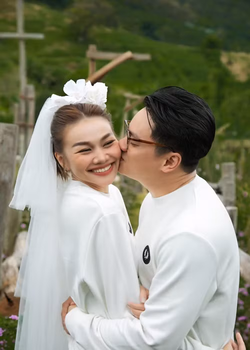 Kỷ niệm 1 tháng làm đám cưới, Thanh Hằng chia sẻ loạt ảnh lãng mạn bên chồng. Ảnh: FBNV.