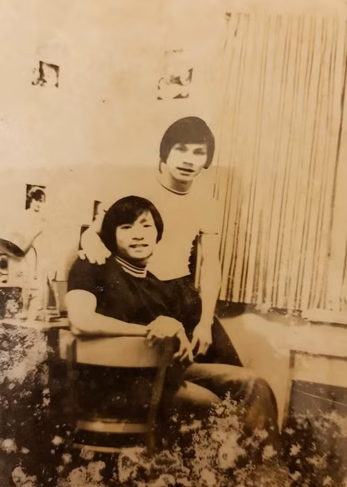 Trên trang cá nhân, nam MC từng chia sẻ một số hình ảnh ngày trẻ. Trong ảnh, Lại Văn Sâm là người ngồi trên ghế. Bức ảnh chụp vào ngày 19/2/1979. Ảnh: FBNV.