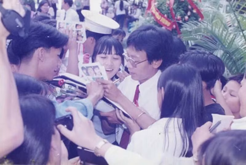 Anh được nhiều khán giả xin chữ ký tại lễ trao giải Mai Vàng 1996. Ảnh: Người Lao Động.