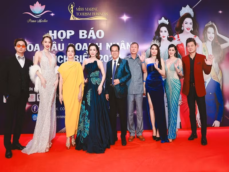 Lê Khanh còn làm giám khảo các cuộc thi nhan sắc. Ảnh: FBNV.