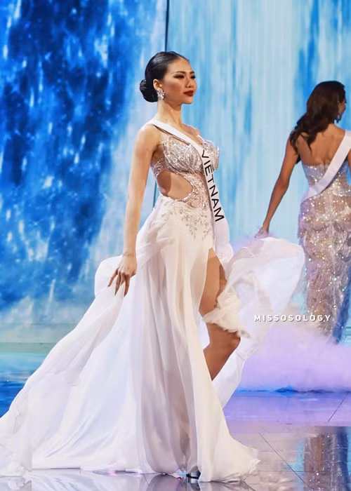 Bùi Quỳnh Hoa khoe vẻ sang trọng, quyến rũ ở phần thi trang phục dạ hội. Ảnh: Missosology.