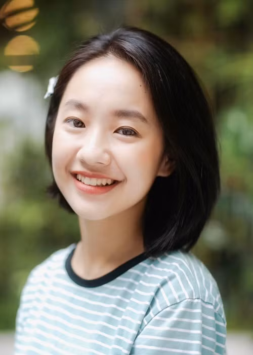 Nữ diễn viên Chúng ta của 8 năm sau chiếm được thiện cảm của người đối diện bởi vẻ đẹp trong veo với nụ cười tỏa nắng.