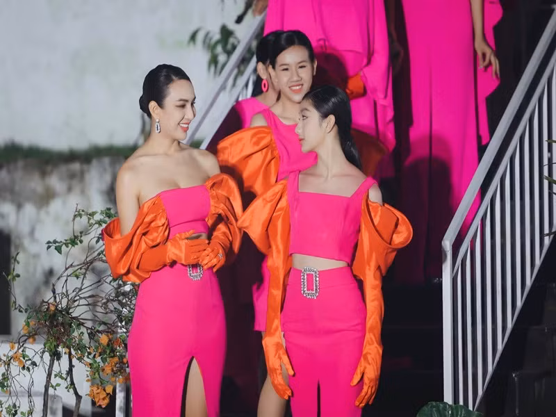 Ngọc Diễm và con gái cùng làm người mẫu trong một chương trình thời trang.