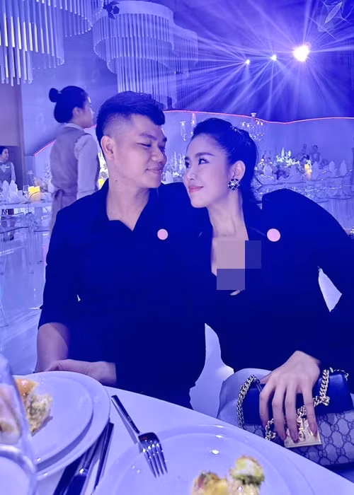 Chưa chụp ảnh được cùng cô dâu chú rể, hai vợ chồng Lê Phương tạo dáng tình tứ. “Mong hai em cũng ngọt ngào hạnh phúc mãi mãi như vậy nhé”, Lê Phương nhắn nhủ Gin Tuấn Kiệt và Puka.