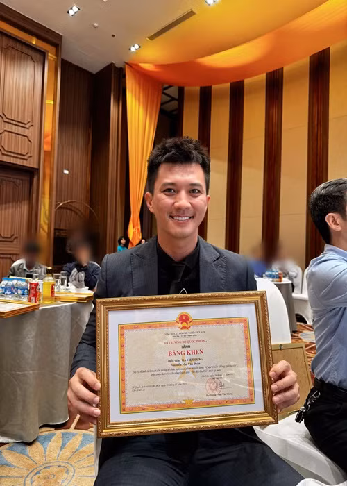 Hà Việt Dũng cũng khoe nhận bằng khen. Anh viết trên trang cá nhân: “Bản thân thấy vinh dự và tự hào vô cùng”.