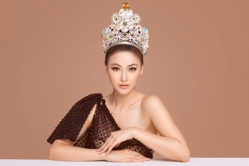 Phương Khánh - đại diện Việt Nam giành vương miện Hoa hậu Trái đất 2018 bị đồn mua giải với số tiền có thể lên đến hàng chục tỷ đồng. Chia sẻ trên Zing, Phương Khánh cho hay Hoa hậu Trái đất là một cuộc thi mang tầm cỡ quốc tế thì không thể chống lưng hay mua giải. “Chỉ với sự nỗ lực của bản thân cộng với sự may mắn, bạn mới có thể đạt đến vinh quang”, cô giải thích.