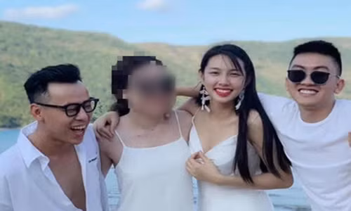 Lo anh chup cung 2 “tu ong”, Hoa hau Thuy Tien phan ung gi?