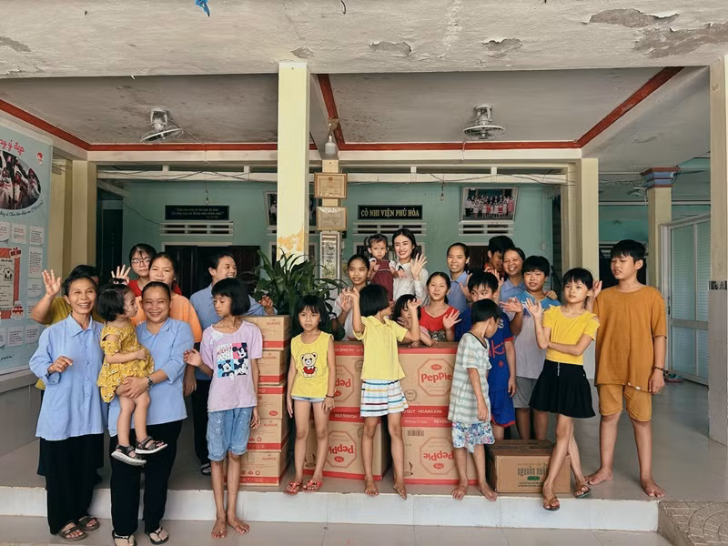 Ý Nhi làm thiện nguyện tại tỉnh Bình Định và Quảng Ngãi.