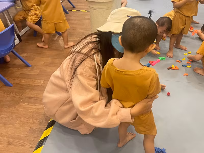 Nàng hậu vui chơi cùng các em nhỏ.
