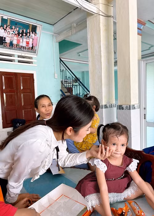 Cụ thể, cô ủng hộ 25 triệu đồng cùng 50 đôi giày, balo, phần quà yếu phẩm cho các em học sinh tại Trường Tiểu học Đak Mang, Hoài Ân, Bình Định; Thăm và ủng hộ Cô nhi viện Phú Hòa, Quảng Ngãi 10 triệu đồng; Thăm gia đình em nhỏ có bố bị bệnh nặng, ủng hộ 5 triệu đồng và dụng cụ học tập.