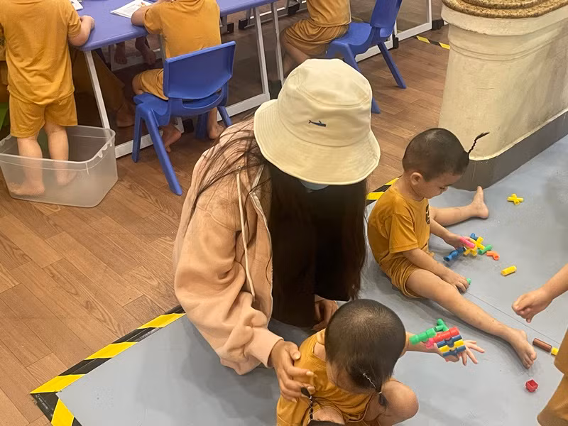 Ý Nhi thăm và ủng hộ trẻ em tại “Mái ấm Chúc Từ” 5 triệu đồng.
