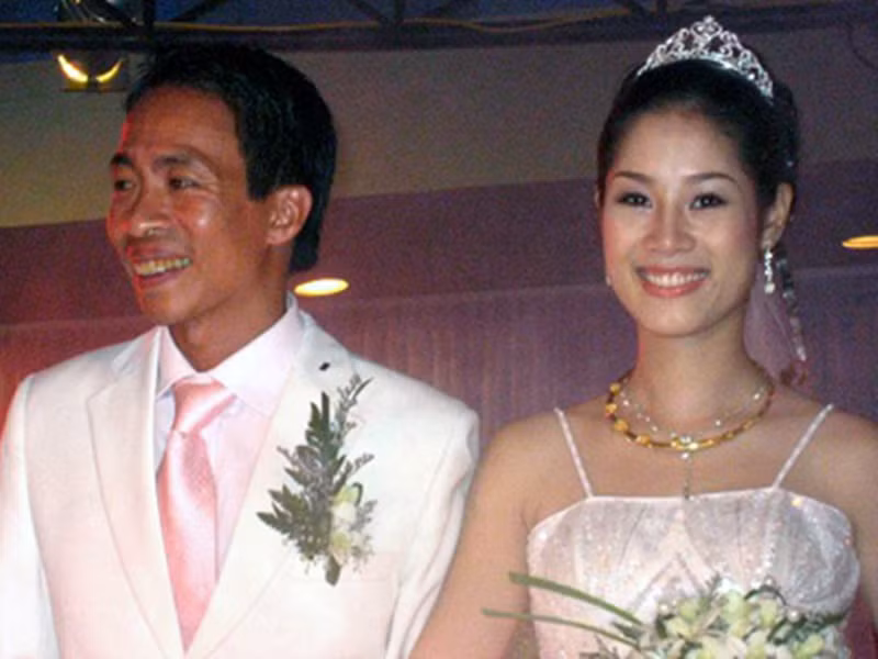  Việt Hoàn - Hoa Trần làm đám cưới năm 2007. Theo Khám Phá, Việt Hoàn chia sẻ, khi mới hẹn hò, anh bị mẹ của Hoa Trần phản đối bởi hơn Hoa Trần 18 tuổi. Lý do Việt Hoàn được mẹ vợ đồng ý cho lấy Hoa Trần là bởi sự mộc mạc, hiền lành của anh, cũng như được dì ruột của Hoa Trần cố gắng vun đắp. Ảnh: Sức Khỏe Và Đời Sống.