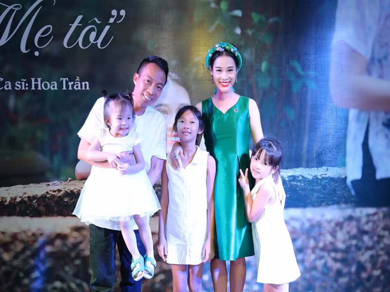 Năm 2016, vợ Việt Hoàn lấn sân ca hát. Cô chia sẻ, dù làm ca sĩ, cô vẫn là hậu phương vững chắc cho chồng. Ảnh: Dân Trí.