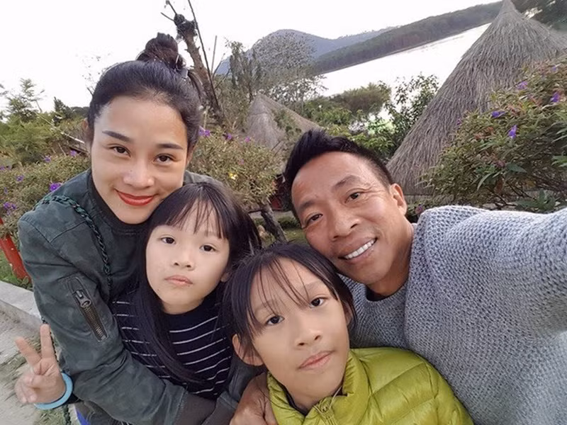 Việt Hoàn giấu thông tin ly hôn vì muốn giữ sự bình yên cho các con và hai bên gia đình. Theo nam ca sĩ, cả hai chia tay trong hòa bình, 3 con luân phiên ở cùng bố và mẹ. Ảnh: Người Đưa Tin.