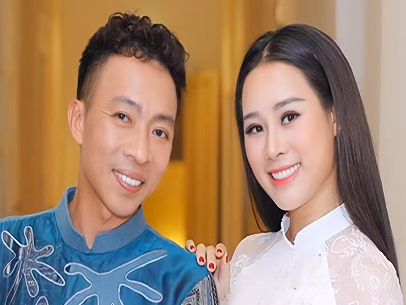 Cô có lần tiện tay vứt đi con voi đồ chơi cũ rích hay đôi dép lê đã nhòe màu khi dọn nhà, Việt Hoàn bắt vợ tìm về bằng được. Ảnh: Vietnamnet.