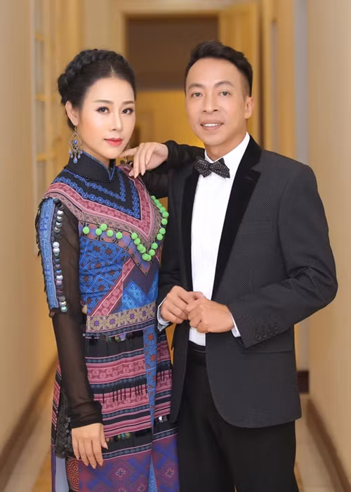 Vợ Việt Hoàn thừa nhận, cả hai không cùng quan điểm trong cuộc sống vì khoảng cách 18 tuổi. Ảnh: Dân Việt.