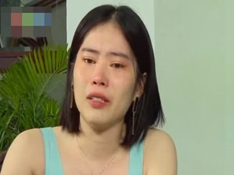 Trong một chương trình năm 2020, Nam Em bật khóc khi tâm sự về tình duyên lận đận. Dân Việt dẫn lời người đẹp: "Tôi chọn cách tìm một người đàn ông để dựa dẫm vào, nhưng cuối cùng họ lại biến mất. Những ngày sau đó tôi bắt đầu tìm cách thế chỗ vị trí của họ, người này đi rồi người kia lại đến. Tôi cho phép trái tim rung động với bất cứ người nào mình gặp. Yêu mà không cần quan tâm gì hết, về tiền bạc, vật chất. Thậm chí người đó nghèo hơn, tôi có thể nuôi. Nhưng rồi đổi lại tôi là người tổn thương". Ảnh: Dân Việt.