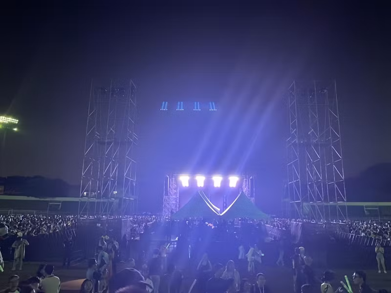 Đại diện ban tổ chức cho biết, họ đã đưa một số khán giả ngồi rìa khu VIP, khu CAT 5 đến các vị trí còn trống có tầm nhìn tốt hơn. Theo người đại diện, khu khán đài C và D không mở bán vé nên chưa được làm vệ sinh. Tuy nhiên, một số khán giả tự ý di chuyển sang các khu này. Về vấn đề nhà bạt, đội ngũ sản xuất phía nhóm nhạc dựng lên vì sợ mưa làm hỏng các thiết bị điện tử. Ảnh: Vietnamnet.