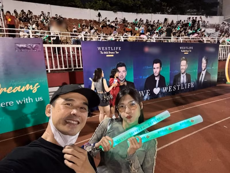 “Chồng thấy bữa giờ làm lụng có vẻ vất vả nên tối nay dẫn cho đi đu idol”, Thúy Diễm cho hay. Ảnh: FBNV.