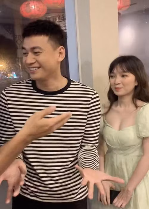 Khi dự sự kiện cùng chồng, vợ Ngọc Thuận ăn mặc điệu đà. Ảnh: Người Đưa Tin.