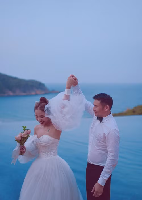 Trước đó, Vân Hugo tung bộ ảnh cưới chụp trong nước.
