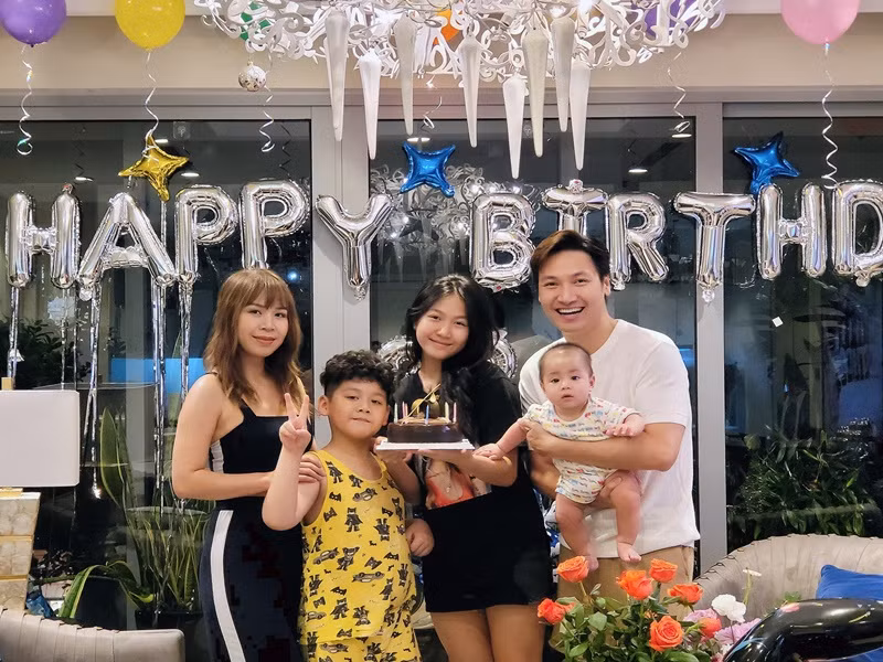 Tháng 11/2022, Mạnh Trường và vợ đón con thứ ba gia nhập tổ ấm. Ảnh: FBNV.