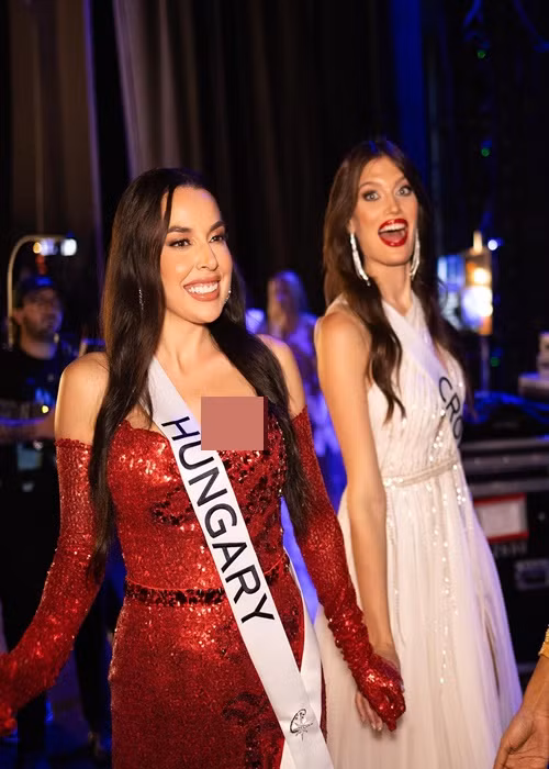Các người đẹp nắm tay, động viên nhau trước phần thi trang phục dạ hội. Ảnh: Miss Universe.