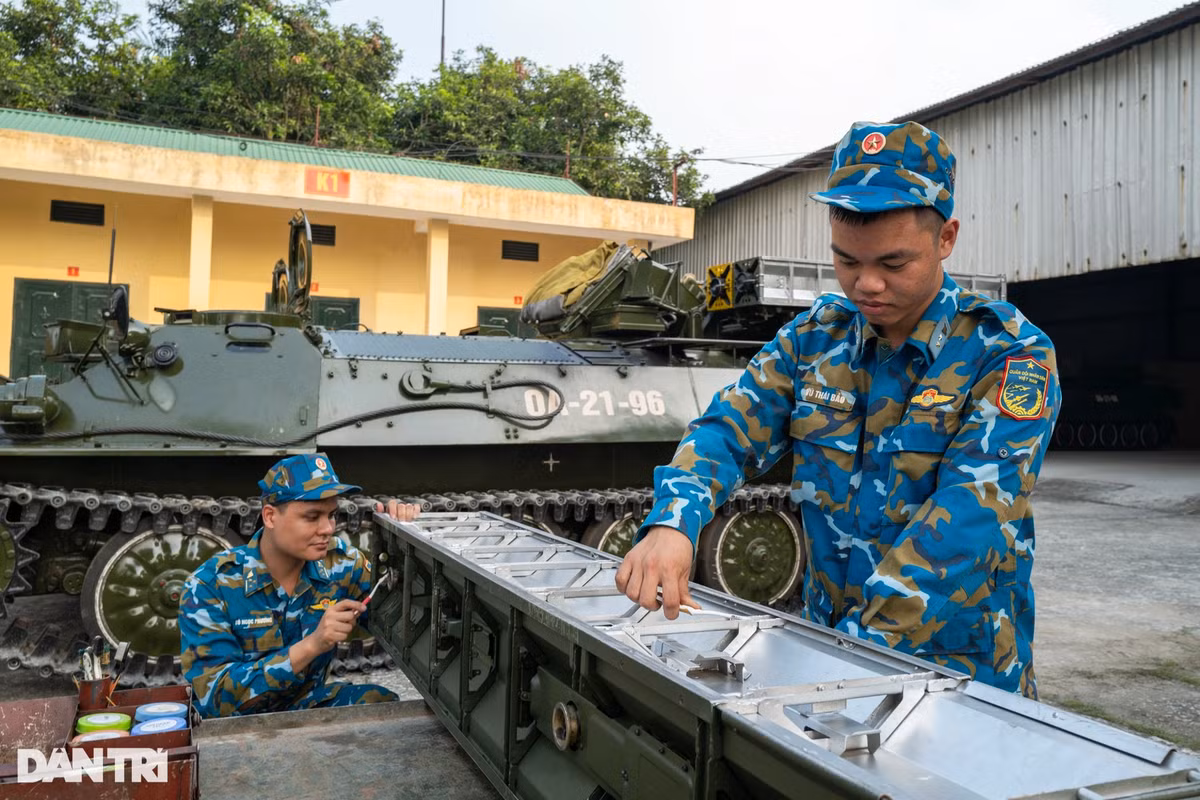 Kết thúc mỗi buổi huấn luyện và trực, kíp cán bộ chiến sĩ thực hiện bảo dưỡng, lau chùi vũ khí, đảm bảo luôn sẵn sàng thực hiện nhiệm vụ trong mọi tình huống.