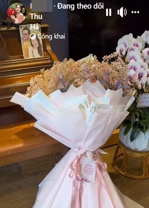 Vợ Trung Hiếu ít công khai hình ảnh của mình trên trang cá nhân. Đáng chú ý, trong một clip khoe nhà, Thu Hà để lộ bức ảnh tình tứ bên chồng. Ảnh chụp màn hình.