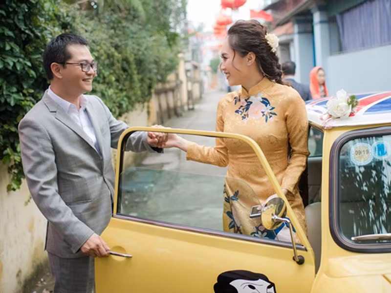 Vợ Trung Hiếu không lấn sân vào showbiz. Chia sẻ với Dân Việt vào năm 2019, Trung Hiếu cho biết, vợ công tác trong lĩnh vực ngân hàng, hết năm 2019 bảo vệ luận văn Thạc sĩ ngành Quản trị kinh doanh. Tuy nhiên, sau khi lập gia đình, Thu Hà tự nguyện ở nhà để chăm lo tổ ấm. Ảnh: Dân Việt.