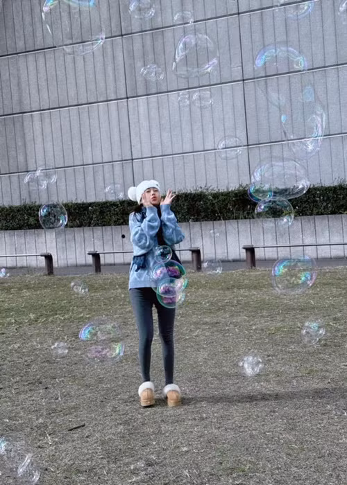 Nữ diễn viên nhí nhảnh trước những quả bong bóng. "Chả hiểu sao nhìn những thứ như này vẫn cứ bị cuốn. Liệu có phải là bị mắc chứng bệnh “tâm hồn trẻ thơ mãn tính” không mọi người", Phương Oanh viết.