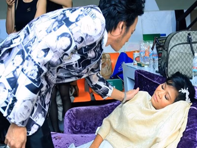 Thái Trân là con nuôi Hoài Linh. Cách đây 9 năm, khi làm MC Tôi là người chiến thắng, Hoài Linh bật khóc vì câu chuyện Thái Trân bị mắc bệnh suy tim, suy thận vẫn đam mê âm nhạc. Sau đó, anh quyết định nhận Thái Trân làm con nuôi và hỗ trợ cô thi đấu. Ảnh: Khám Phá.