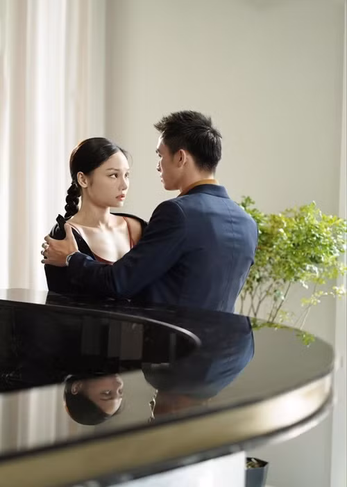 Ca sĩ Miu Lê chia sẻ trên Tiền Phong: "Khi quay cảnh nóng với Lãnh Thanh, tôi bị sang chấn tâm lý rất lâu. May mắn là Lãnh Thanh chuyên nghiệp, tạo cảm hứng cho tôi để hòa nhập vào vai diễn. Trước đó, có một lần tôi vạ miệng khi tuyên bố không đóng phim có cảnh nóng. Nhưng cái gì cứ tuyên bố là sau này lại lặp. Từ nay, tôi hứa không tuyên bố điều gì nữa". Ảnh: Saostar.
