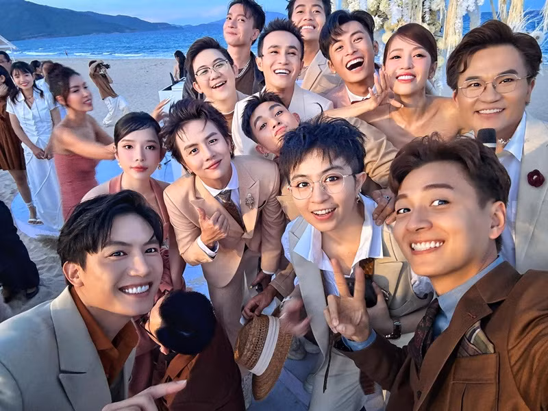 Anh Tú, Gil Lê, Ngô Kiến Huy, Jun Phạm, Huỳnh Lập, Đại Nghĩa chụp ảnh cùng cô dâu chú rể. Ảnh: FBNV.