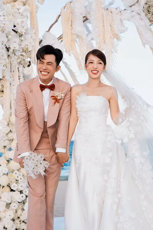 Gin Tuấn Kiệt diện vest tông hồng - màu sắc Puka yêu thích. Ảnh: FBNV.