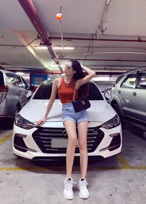 Hoa hậu Hoàn vũ Việt Nam 2019 từng khoe chiếc xe có giá khoảng hơn 700 triệu đồng. Ảnh: Saostar.