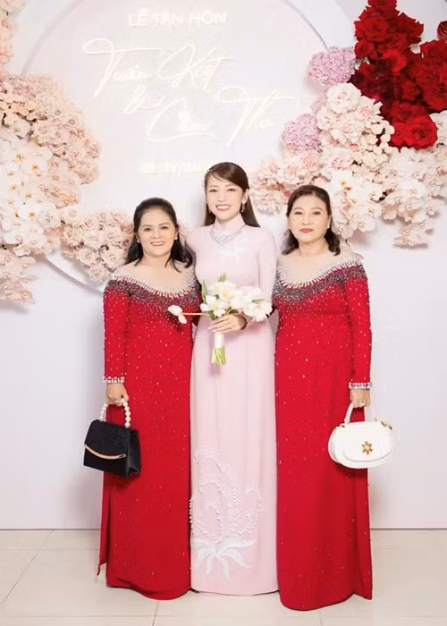 Trong lễ ăn hỏi, mẹ chồng của Puka tặng trang sức hai tỷ đồng cho con dâu. Ảnh: Thương Hiệu Và Pháp Luật.