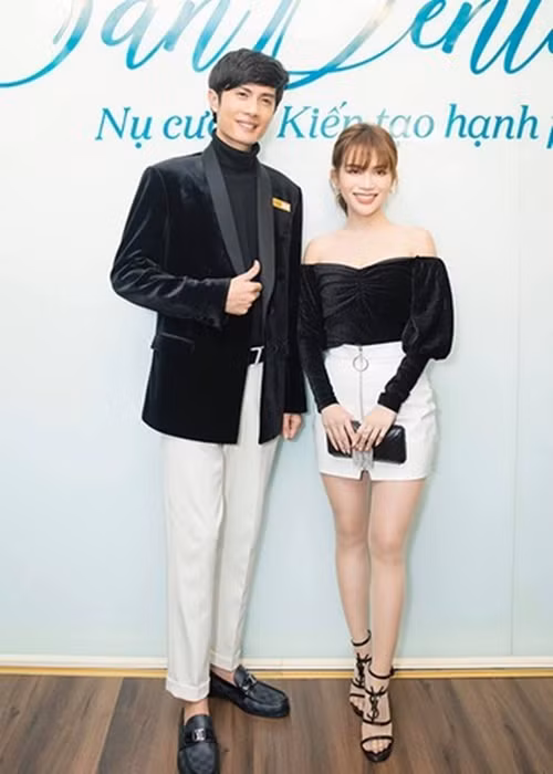Huỳnh Phương từng công khai yêu Sĩ Thanh vào năm 2019. Nam diễn viên rất chiều chuộng nửa kia. Anh tặng bạn gái iPhone 11 Pro Max, túi hàng hiệu hơn 85 triệu đồng kỷ niệm 3 tháng hẹn hò. Vào dịp sinh nhật Sĩ Thanh, Huỳnh Phương tặng bạn gái chiếc nhẫn kim cương. Ảnh: FBNV.